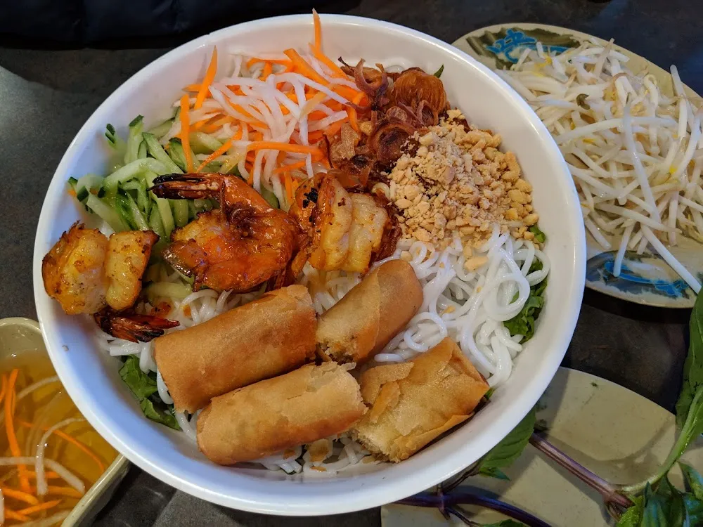 Vermicelli with Shrimp and Egg Roll